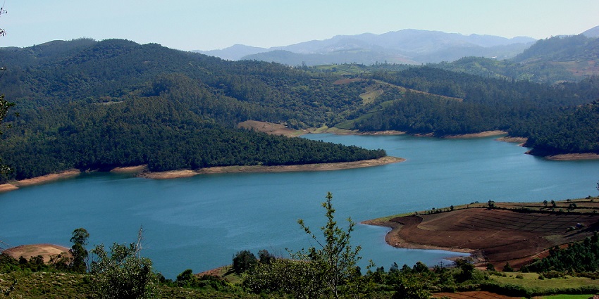 An image featuring the blue waters of Emerald Lake, one of the best tourist attractions in Ooty