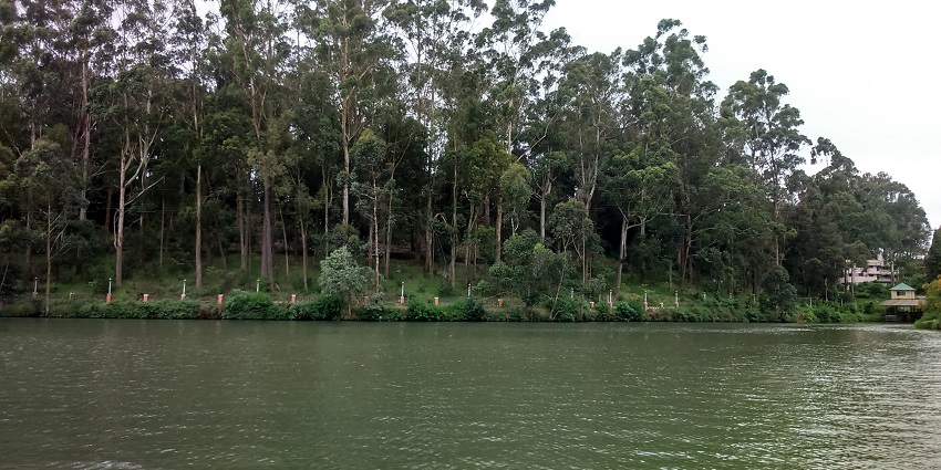 A view of Emerald Lake, a famous place near Kalhatty Waterfalls surrounded by green hills.