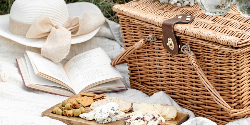 Visitors can enjoy a picnic amid the serene atmosphere of the Varathamanathi Dam.