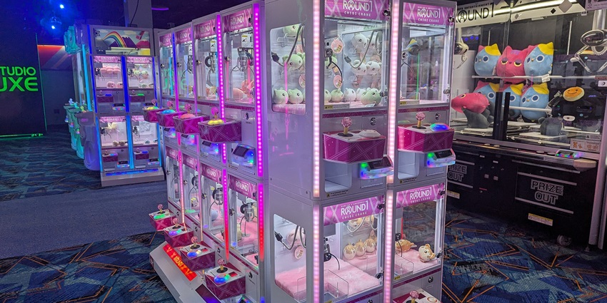 A picture of a claw machine at an arcade games section in a shopping mall