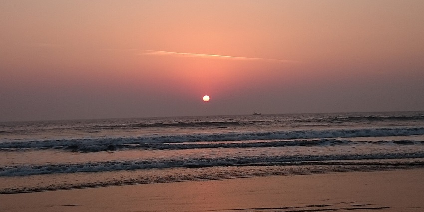 Things to do in Harihareshwar include relaxing on golden sands while sunbathing.