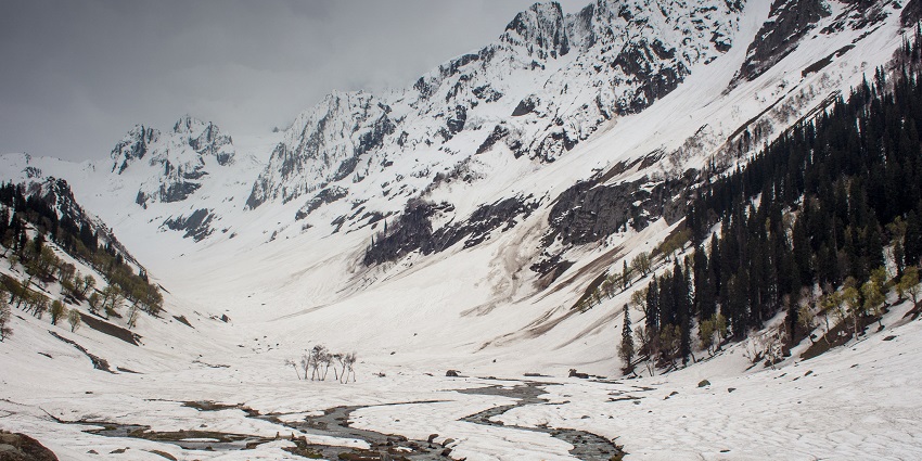 Thajiwas Glacier is the best place to enjoy snowfall in the coolest temperatures.