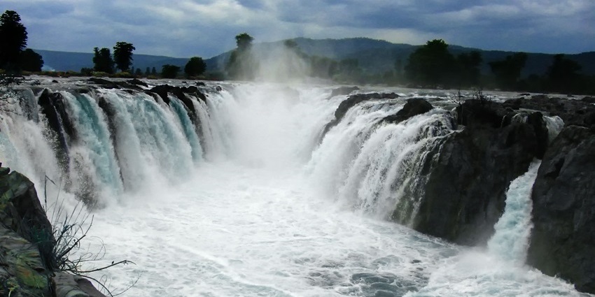 Exploring the Hogenakkal Falls is one of the best things to do in Tamil Nadu with friends.