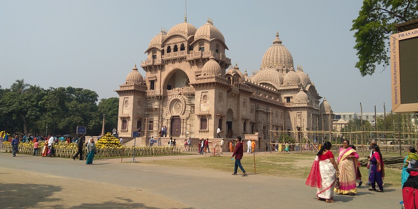See the architecture of Belur Math - one of the best things to do in Howrah.