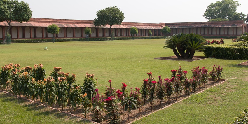 Courtyard and gallery of Diwan-i-Am in Fatehpur Sikri, showcasing Indo-Persian architecture