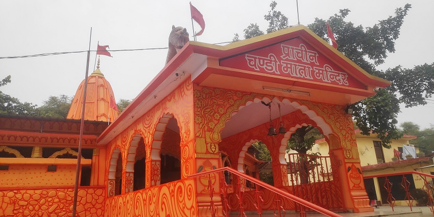 A small temple nestled in a green valley, framed by towering peaks and a peaceful atmosphere, one of the best things to see in Igatpuri.