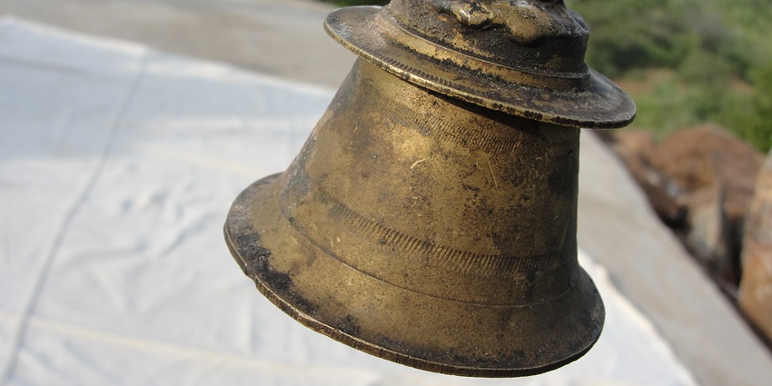 Image of a temple bell hanging - explore Kannadi Perumal Temple, one of the best things to do in Palani