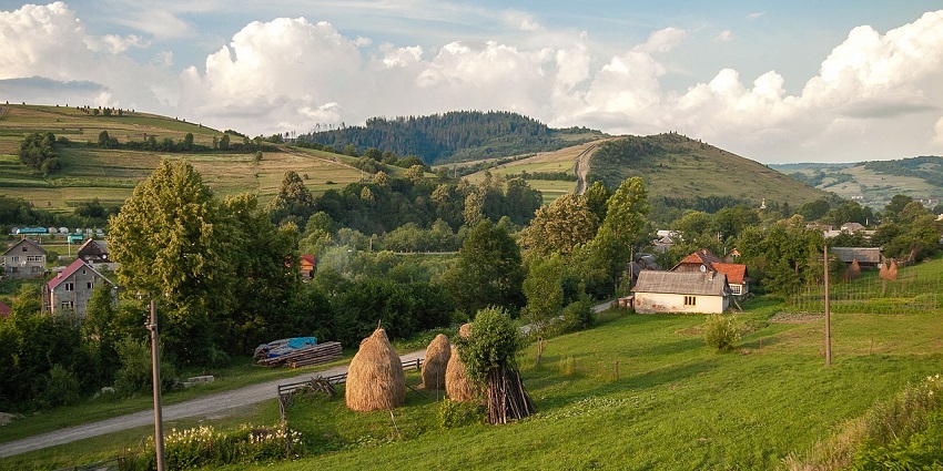 An image of a beautiful village in mountains resembling the Kutta Village in Nagarhole.
