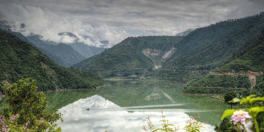 Enjoy scenic views of Tehri Lake, one of the peaceful things to do in New Tehri.