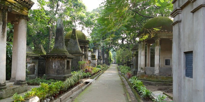 Explore the South Park Street Cemetery, one of the earliest cemeteries in the world.
