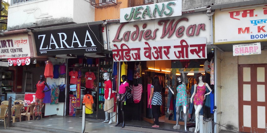 FC Road is one of the vibrant places to visit in Pune in the evening for shopping and dining.