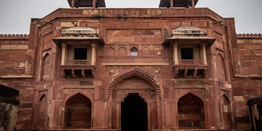 An image of the historic Jama Masjid mosque, Fatehpur Sikri can be seen here.