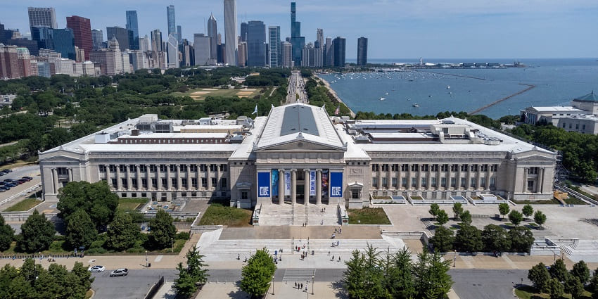 Field Museum of Chicago and its surrounding area with trees, tall buildings and the lake