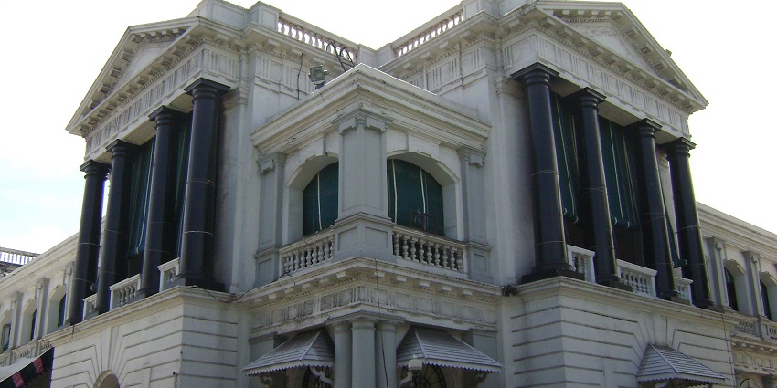 White building of Fort St George in colonial style with big windows visible from the side.