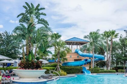 Vew of a swimming pool ans slides inside the Fun Gaon water park surrounded by greenery