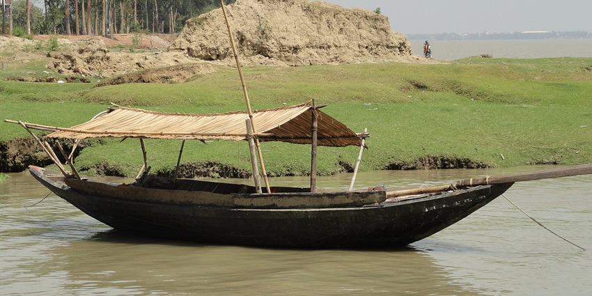 A picture of a boat at a beach near Digah, located in West Bengal