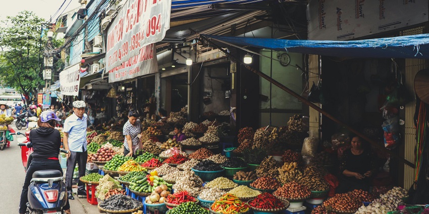 A picture of a street market in Uttarakhand with vegetable stalls