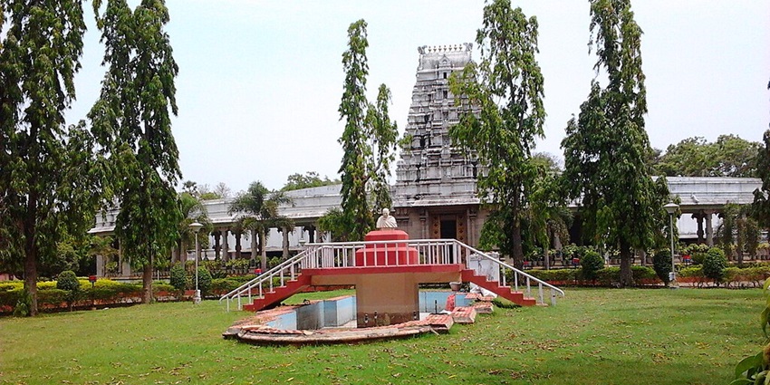 A photo of Gandhi Museum, a famous place near the waterfalls, showcasing India's history.
