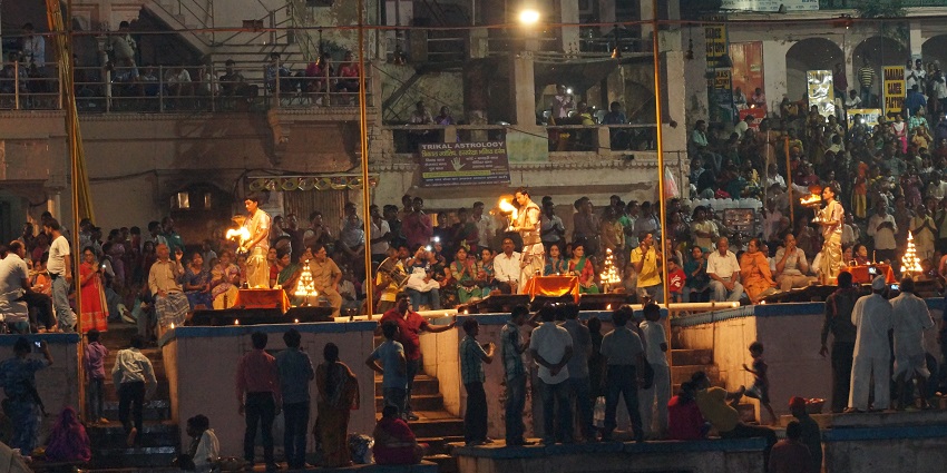 Devotees performing Aarti at the riverbank, the best place near the virtual experimental museum.