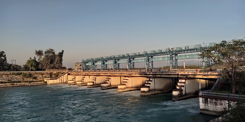 A picture of Ganga Barrage, one of the serene places to visit near Kanpur.