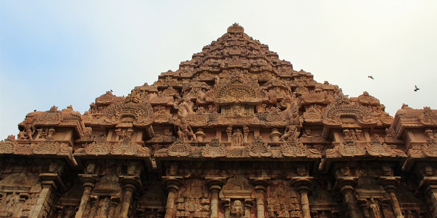 Gangaikonda Cholapuram Temple with grand architecture, detailed carvings and birds flying.