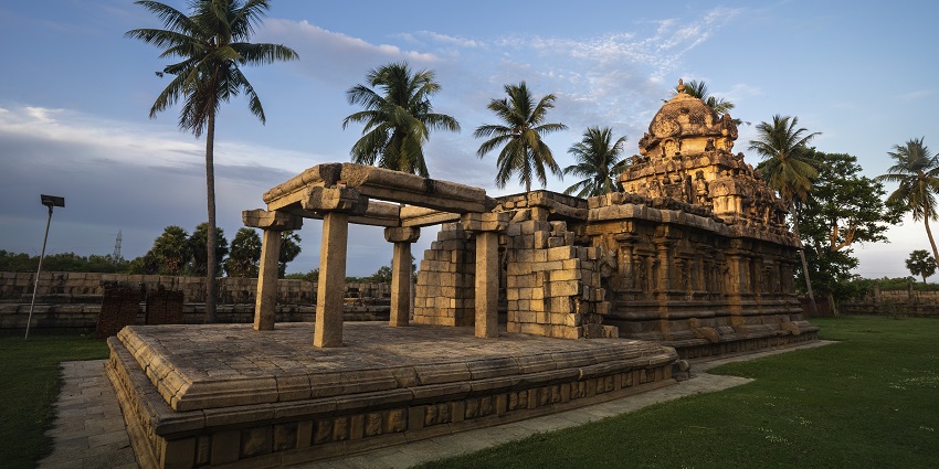 Gangaikonda Cholapuram Temple, lit by morning sunlight and surrounded by green lawns.