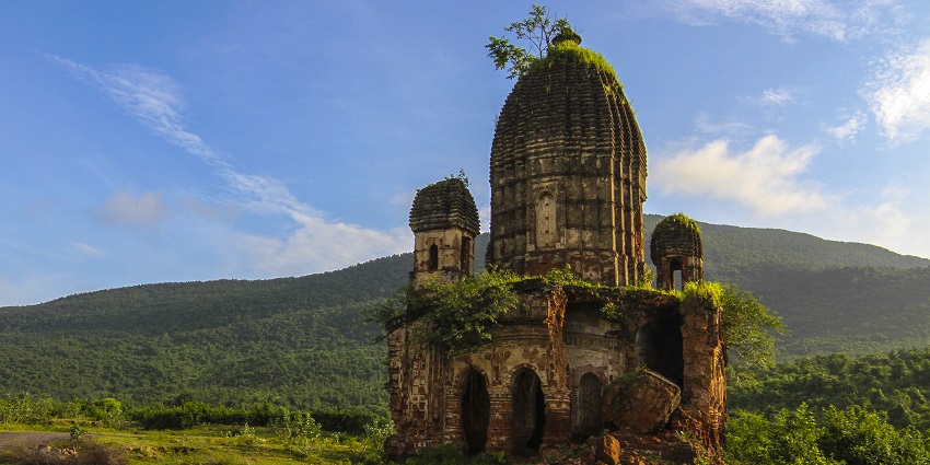 The stunning architecture of a temple, an offbeat tourist places near Burdwan