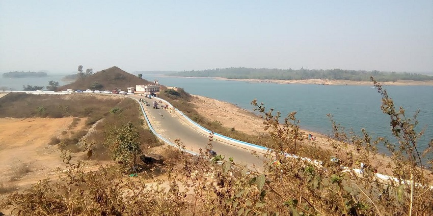 The road leading to the Kangsabati River, one of the offbeat tourist places near Burdwan