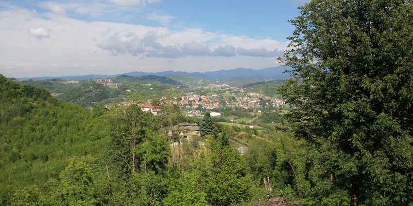 Panoramic view of Gavi's green landscape, featuring rolling hills and forests.