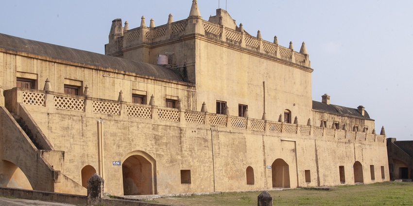 A frontal view of a historical fort located near the Malaiyanur Temple in Tamil Nadu