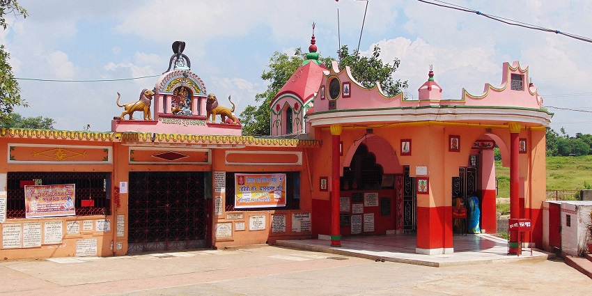 Offer prayers at the sacred Ghagar Buri Chandi Temple located in the city of Asansol.