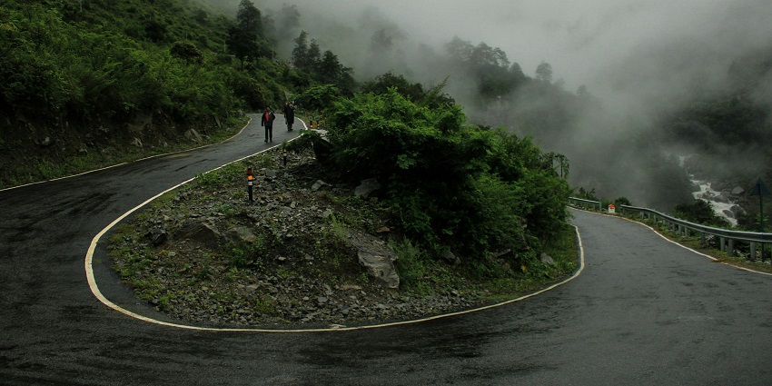An astonishing view of Ghangaria featuring thrilling trails and lush green vegetation.
