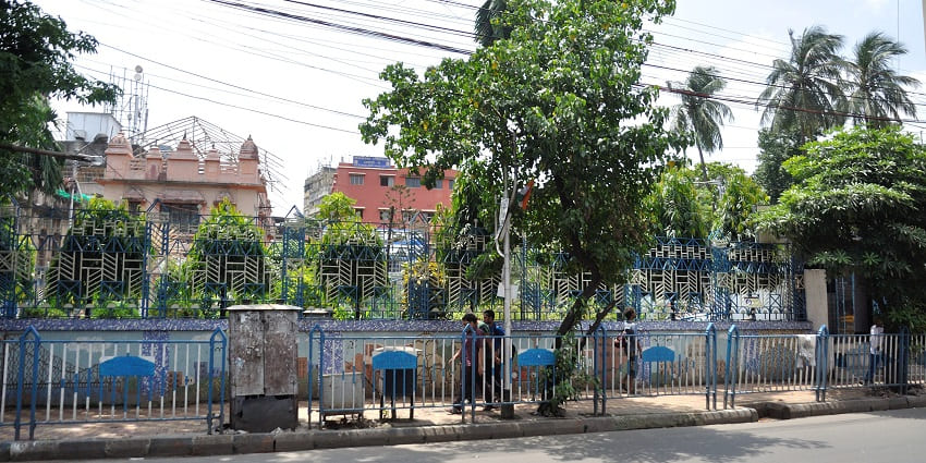 An image with the road side view of the Girish Park, Chittaranjan Avenue in North Kolkata