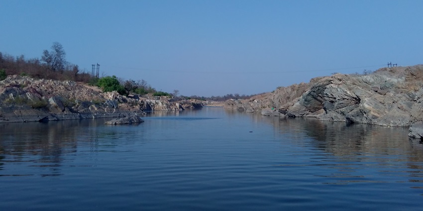 Enjoy a picnic by the waters of the Kulti Lake in Asansol city is a popular activity