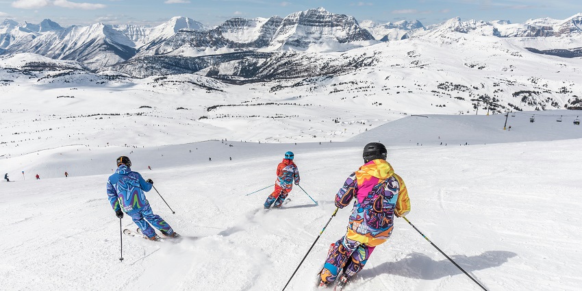 Tourists like to indulge in skiing, which is one of the best things to do in Srinagar.
