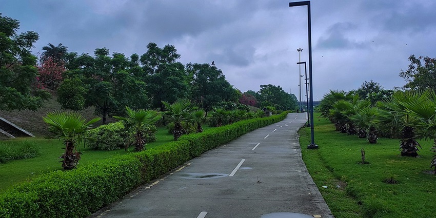 A scenic view of the Gomti River Front, the best place near Nilansh Water Park for an outing.