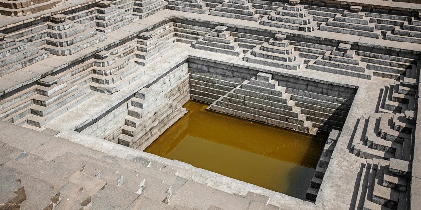 A place of Gopal Lal Kund temple, which is one of the top places to visit in Gokul.