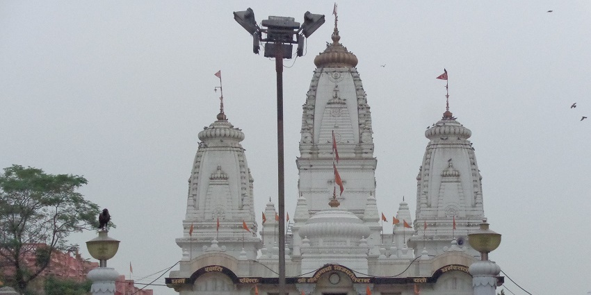Witness divine peace and spiritual energy at Gorakhnath Temple.