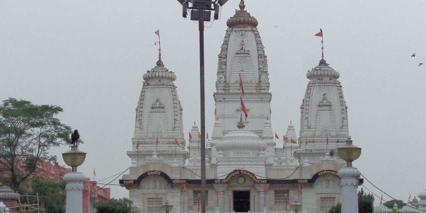 Gorakhnath Temple in Gorakhpur, showcasing its architectural beauty and calm surroundings