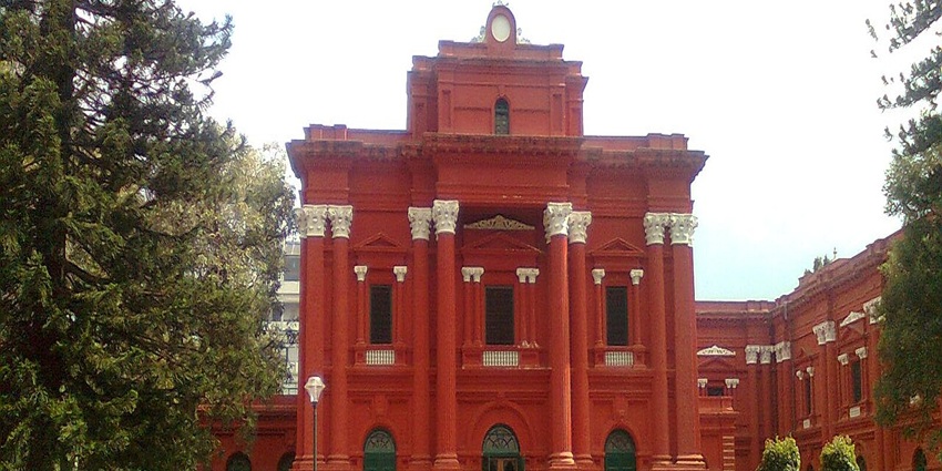 Front facade of Government Museum, Bengaluru—a colonial-style stately building.