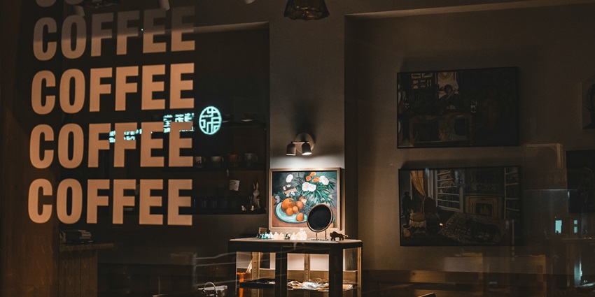 Enjoying a midnight coffee at Roadies Koffehouz is one of the best things to do in Mohali.