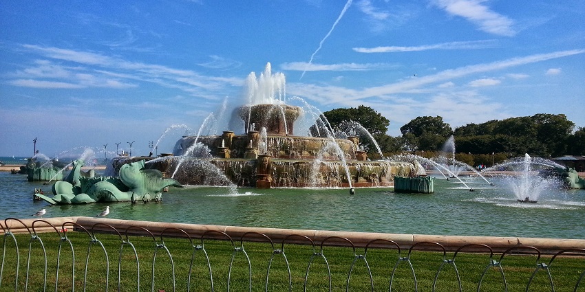 Buckingham Memorial Fountain behind the small railings at Grant Park in Chicago