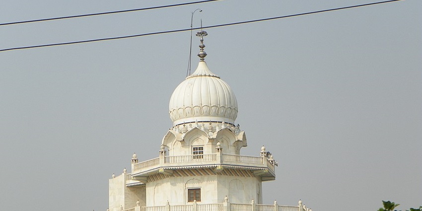 Guru Ka Taal is a beautiful Gurudwara in Agra, ideal for a spiritual tourists