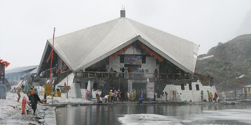 A frontal view of a gurudwara in the Himalayas, one of the best places to visit near Auli Uttarakhand