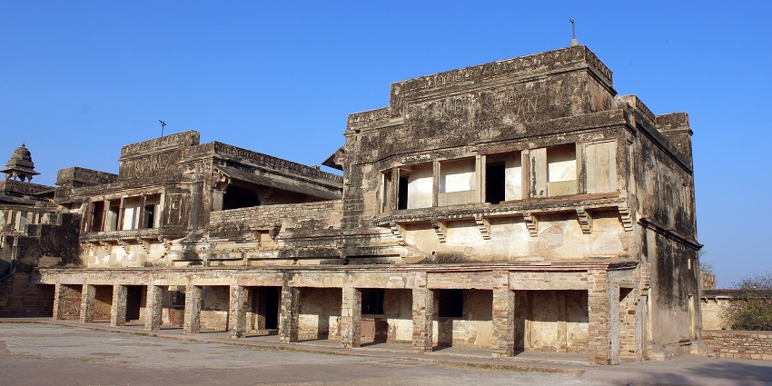 A picture of majestic Gwalior Fort with grand architecture, a historical gem near Agra.