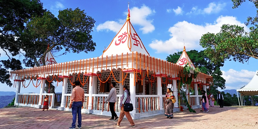 An image of the majestic Hadvede Mahalaxmi Temple, under the bright blue sky in Mumbai.