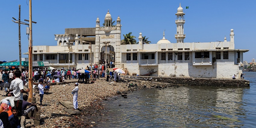 Haji Ali Dargah in Mumbai, a white mosque built on an islet and linked by a causeway.
