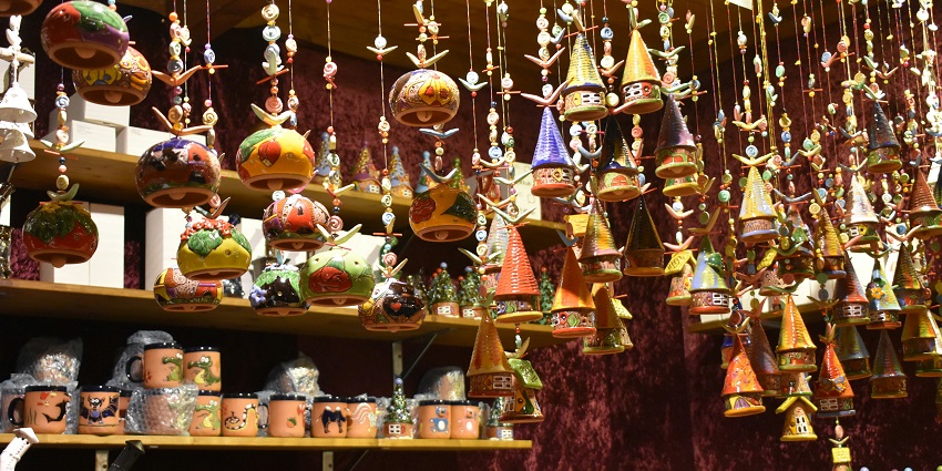 Markets showcasing locally crafted items, souvenirs, and handmade treasures.