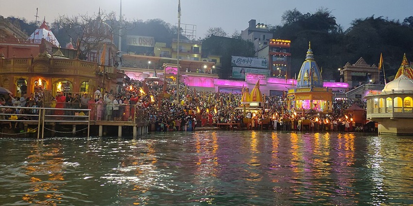 A view of the famous Ganga aarti in the evening in Haridwar.