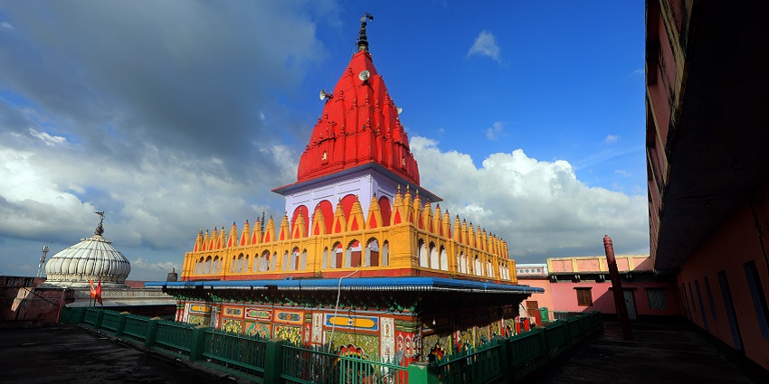 A picture of one of the top things to do in Ayodhya is to visit Hanumangarhi.